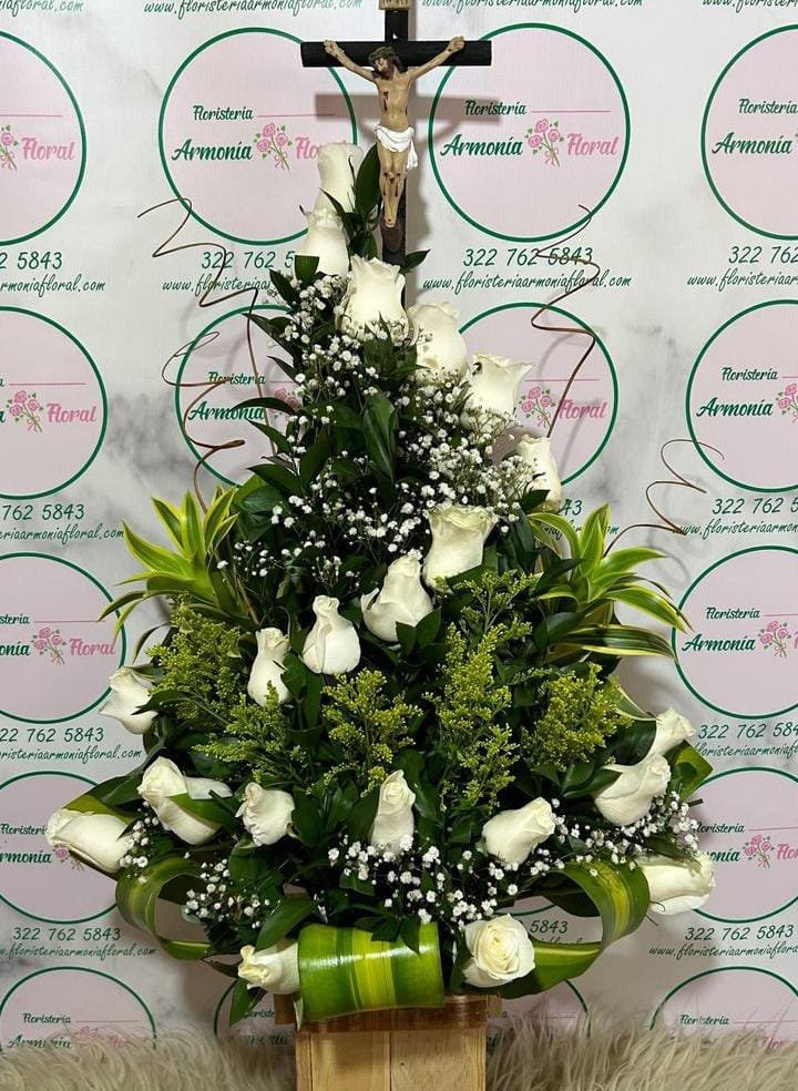 Caja con rosas, caja de flores, flores y licor, floristerias en bello, floristerias a domicilio en medellin, floristerias en bello, floristerias en belen, floristerias antioquia, floristeria copacabana, floristeria girardota, anchetas a domicilio, anchetas con dulces, anchetas con licor y dulces, ancheta con flores, anchetas con flores a domicilio, anchetas light, ramos para el dia de la madre, ramos para el dia del padre, ramos para el dia de los enamorados, regalo para enamorar, regalo de aniversario, ramo de flores de aniversario, ramillete de rosas, ramillete de girasoles, ramillete de lirios, lirios, rosas, girasoles, ramos funebres, floristeria funebre, ramos de condolencias, ramos de rosas y flores exoticasCaja con rosas, caja de flores, flores y licor, floristerias en bello, floristerias a domicilio en medellin, floristerias en bello, floristerias en belen, floristerias antioquia, floristeria copacabana, floristeria girardota, anchetas a domicilio, anchetas con dulces, anchetas con licor y dulces, ancheta con flores, anchetas con flores a domicilio, anchetas light, ramos para el dia de la madre, ramos para el dia del padre, ramos para el dia de los enamorados, regalo para enamorar, regalo de aniversario, ramo de flores de aniversario, ramillete de rosas, ramillete de girasoles, ramillete de lirios, lirios, rosas, girasoles, ramos funebres, floristeria funebre, ramos de condolencias, ramos de rosas y flores exoticas Piramide de rosas que forman una esacala que desciende desde su parte superior  las cuales envuelven un cristo. Mayor información acerca de este producto al (+57) 3227625843.