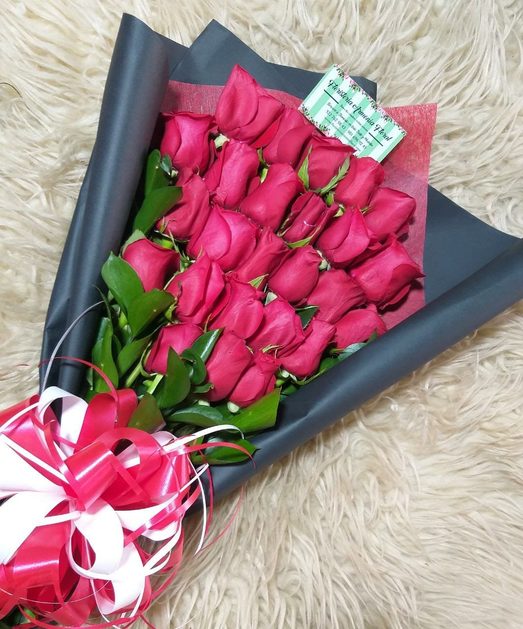 Caja con rosas, caja de flores, flores y licor, floristerias en bello, floristerias a domicilio en medellin, floristerias en bello, floristerias en belen, floristerias antioquia, floristeria copacabana, floristeria girardota, anchetas a domicilio, anchetas con dulces, anchetas con licor y dulces, ancheta con flores, anchetas con flores a domicilio, anchetas light, ramos para el dia de la madre, ramos para el dia del padre, ramos para el dia de los enamorados, regalo para enamorar, regalo de aniversario, ramo de flores de aniversario, ramillete de rosas, ramillete de girasoles, ramillete de lirios, lirios, rosas, girasoles, ramos funebres, floristeria funebre, ramos de condolencias, ramos de rosas y flores exoticas