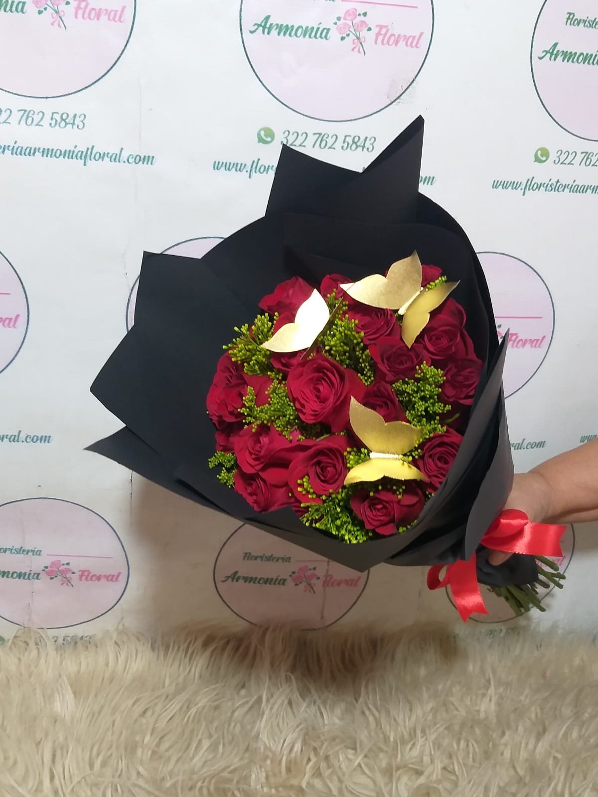 Caja con rosas, caja de flores, flores y licor, floristerias en bello, floristerias a domicilio en medellin, floristerias en bello, floristerias en belen, floristerias antioquia, floristeria copacabana, floristeria girardota, anchetas a domicilio, anchetas con dulces, anchetas con licor y dulces, ancheta con flores, anchetas con flores a domicilio, anchetas light, ramos para el dia de la madre, ramos para el dia del padre, ramos para el dia de los enamorados, regalo para enamorar, regalo de aniversario, ramo de flores de aniversario, ramillete de rosas, ramillete de girasoles, ramillete de lirios, lirios, rosas, girasoles, ramos funebres, floristeria funebre, ramos de condolencias, ramos de rosas y flores exoticas
